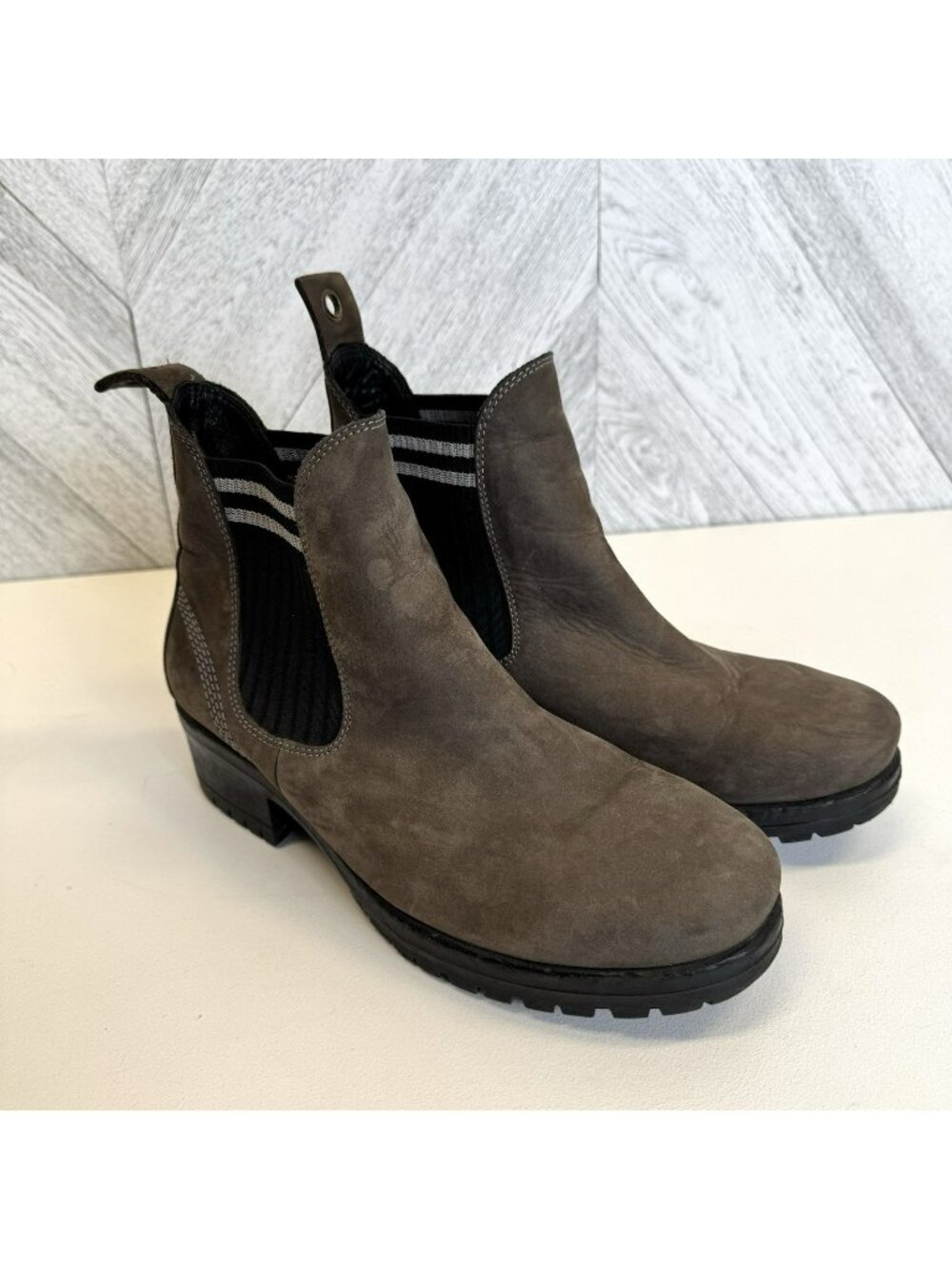 Bueno Florida Chelsea Ankle Boots Womens Size 41 US 10 Taupe Nubuck Leather